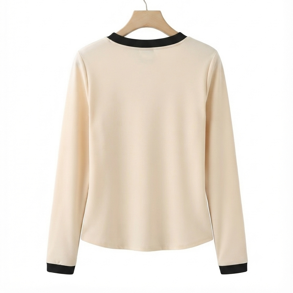 Blusa con Ribetes y Botones Dorados