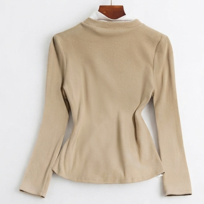 Blusa con Botones Dorados y Volante Plisado